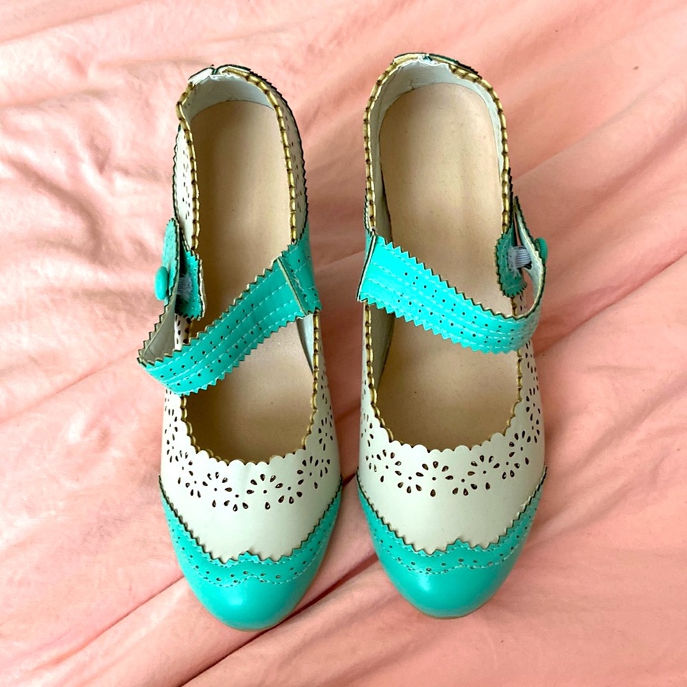 No brand vintage look high heel shoes